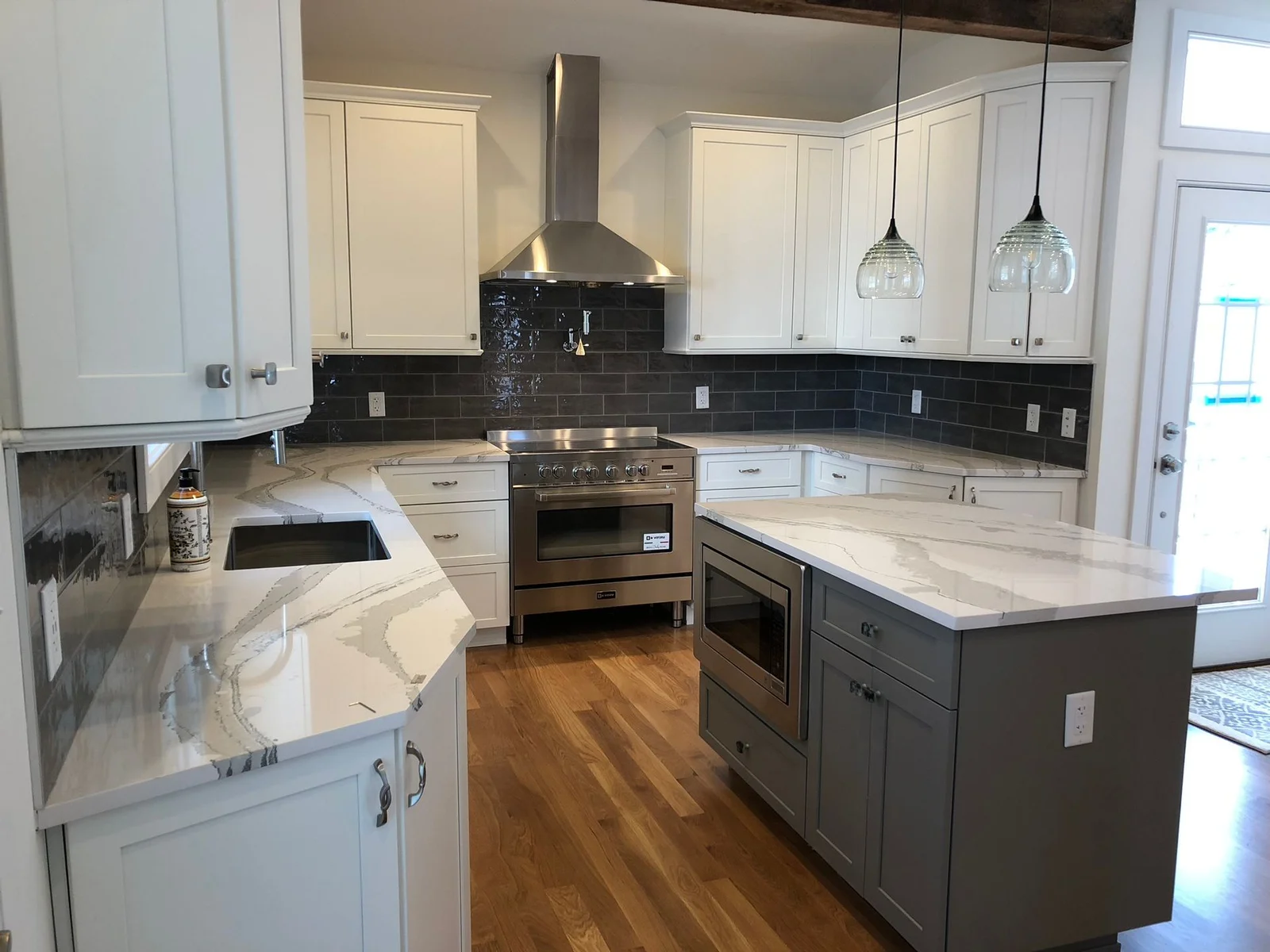 White Perimeter with Grey Island